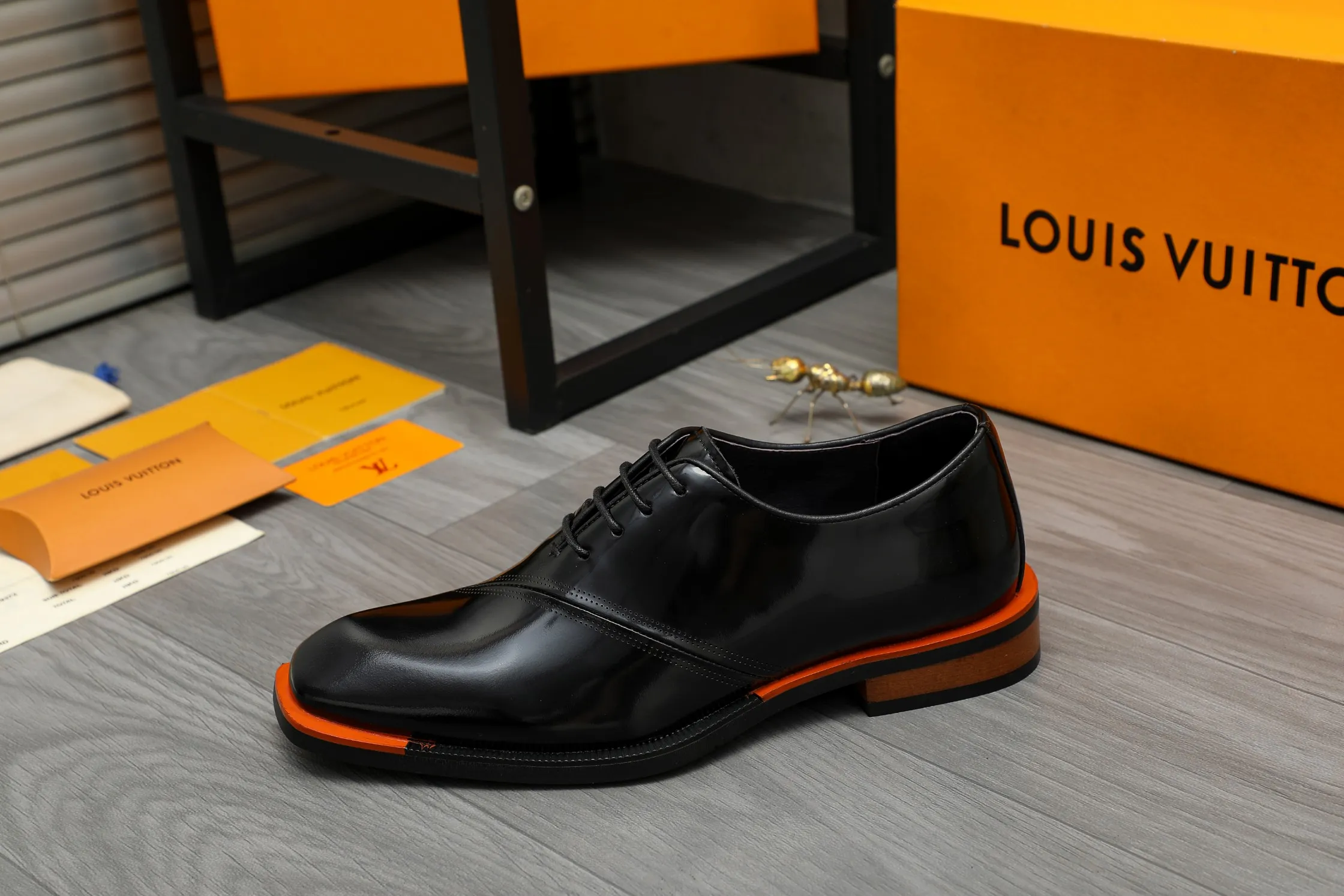 Men's shoes 💰580 Product trademark: LV "Louis Vuitton" business lace-up formal leather shoes Regular size: 37-46 Product materials: Selected pearlescent cowhide upper, pigskin lining, rubber outsole
